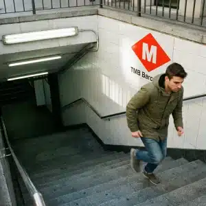 nvestigado por lesión de espalda corriendo por las escaleras del metro de Barcelona captado por detective