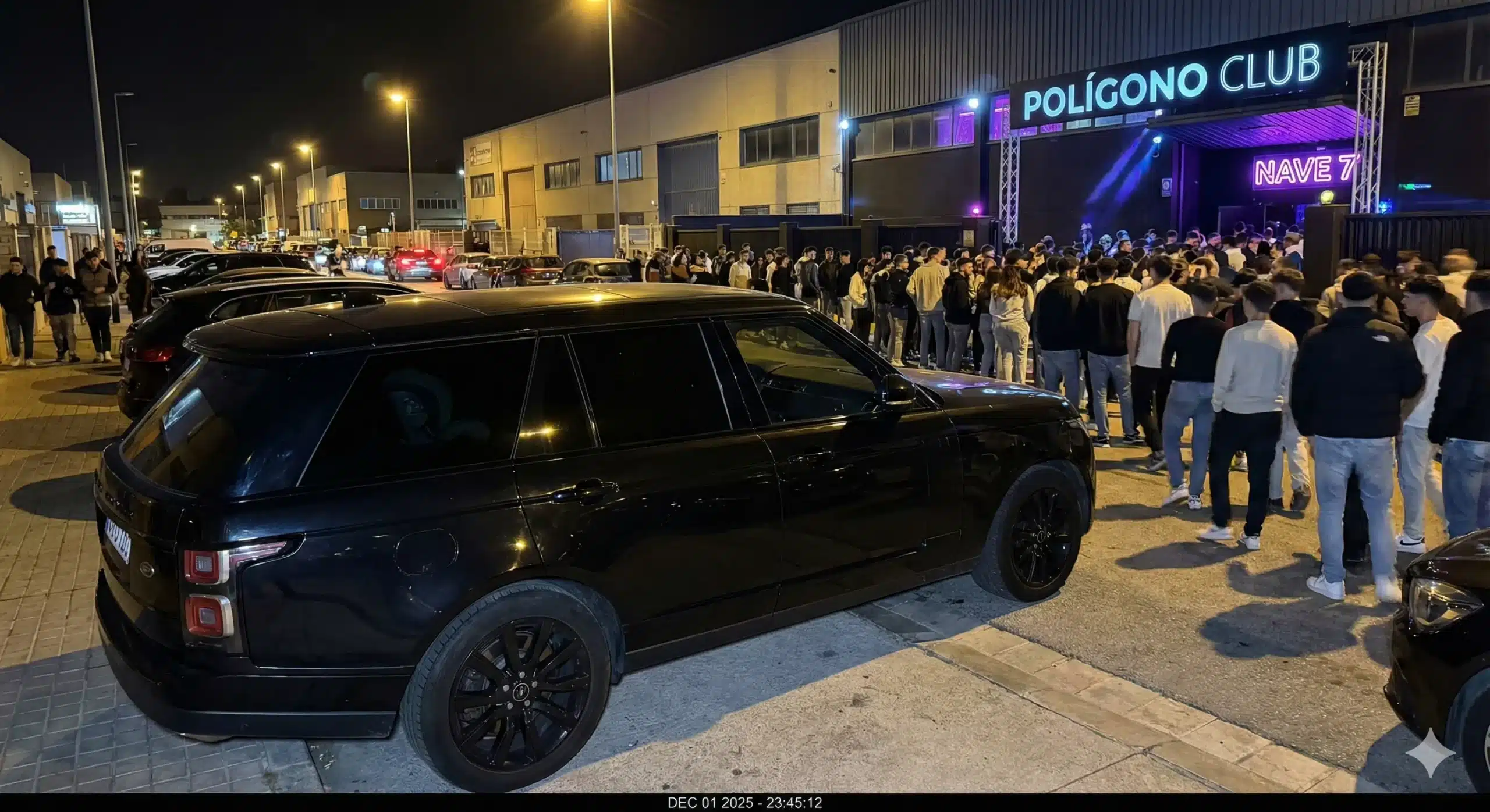 Coche aparcado de noche cerca de zona de ocio investigando desatención de menores