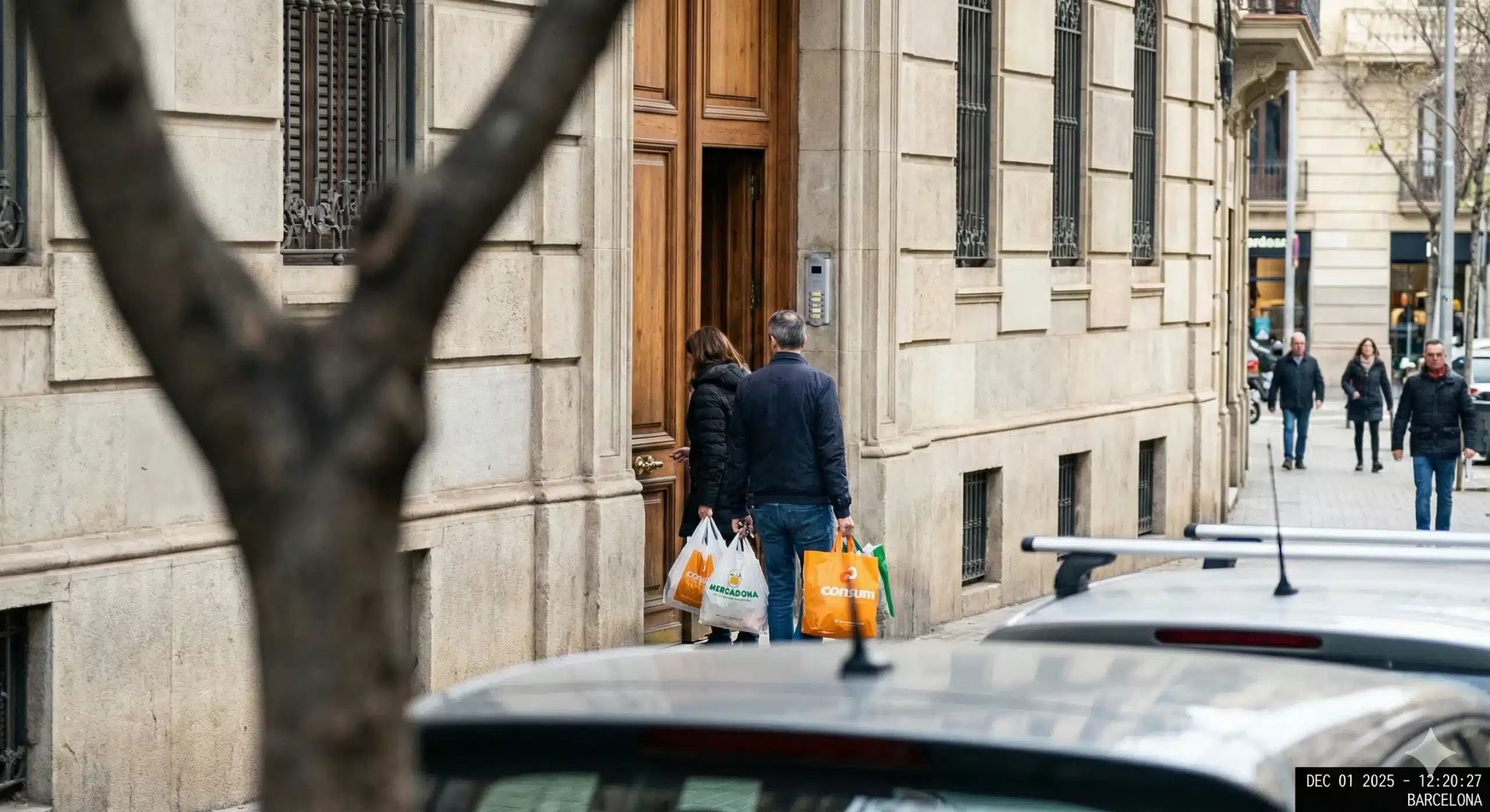 Pareja entrando en domicilio con la compra y llaves propias