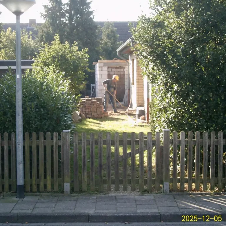 Trabajador realizando esfuerzos físicos en jardín privado durante baja médica