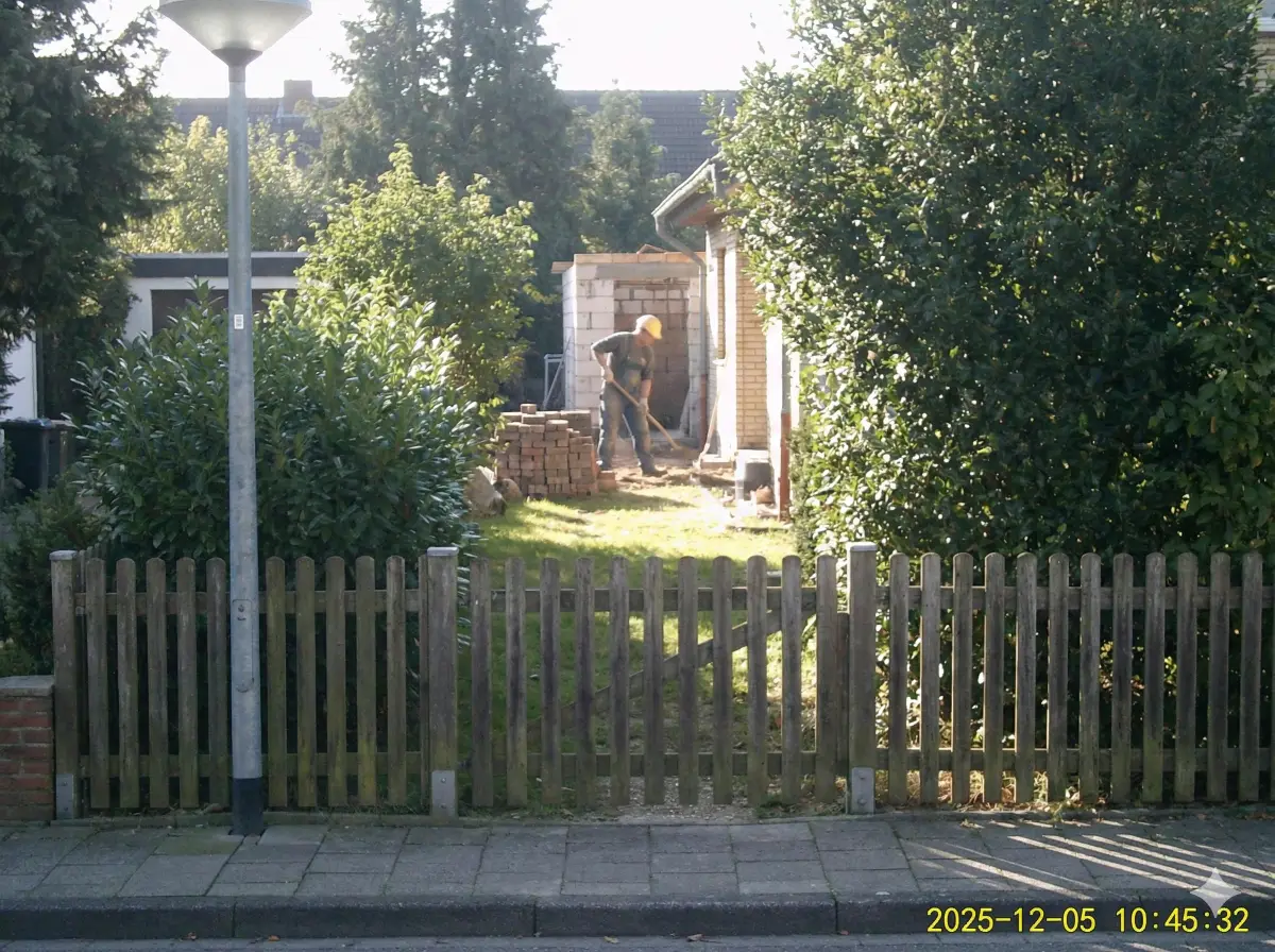 Trabajador realizando esfuerzos físicos en jardín privado durante baja médica